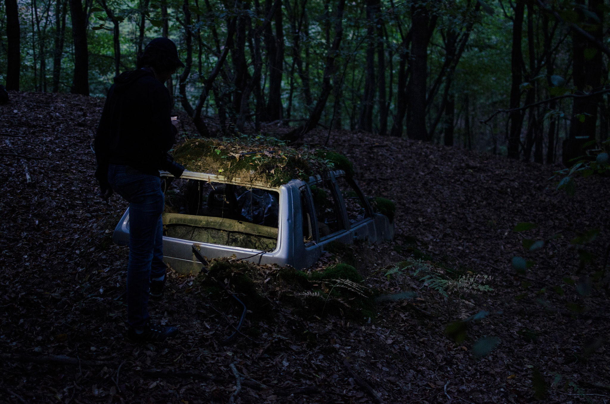 Escursione fotografica avventurosa Bra, auto sepolta nel bosco, Riccardo Fissore Photography, ProntoPro, Pronto Pro, Star of Service